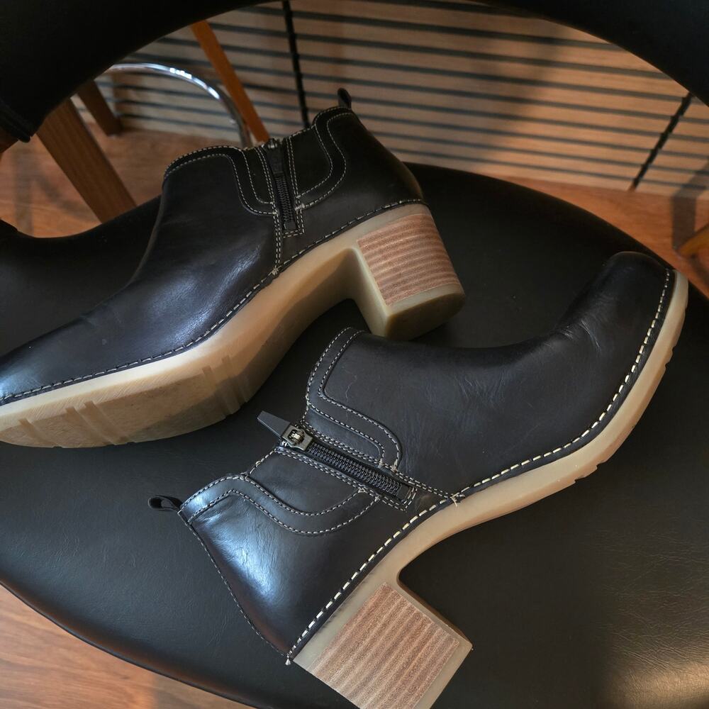 Dansko Harlene black leather ankle boots featuring a stacked block heel size 41 - Picture 3 of 8